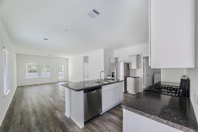 Foto del edificio - 24106 Juniper Hts Dr