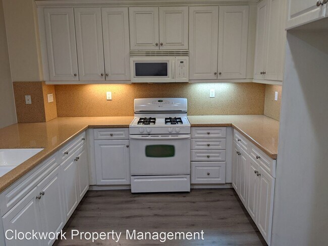 Building Photo - 4 br, 3.5 bath House - 12492 Castelo Ln