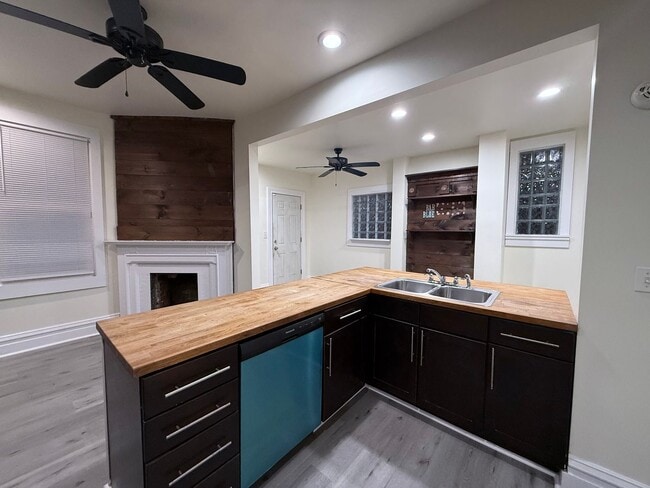 Foto del edificio - Updated 3BR 1 bath house now showing!