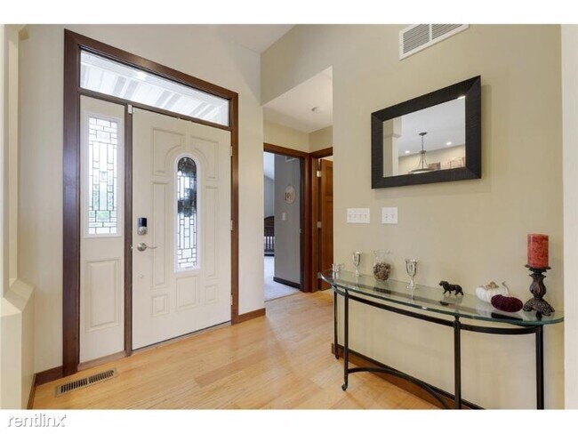 Building Photo - 4 br, 3 bath House - 2083 Division Street N