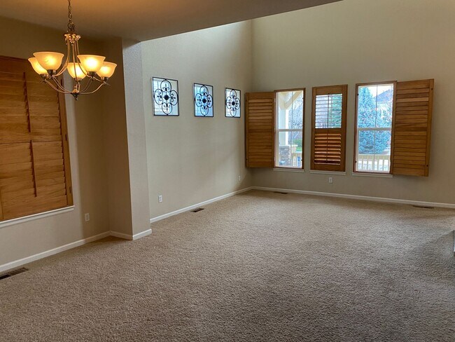 Foto del edificio - Exceptional Creekside Home with 4 Bedrooms Upstairs + 3-Car Garage