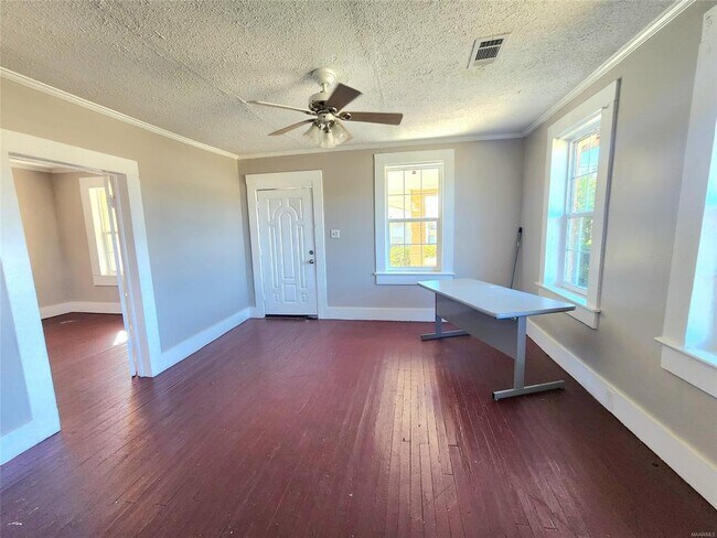 Building Photo - 210 W Osceola St