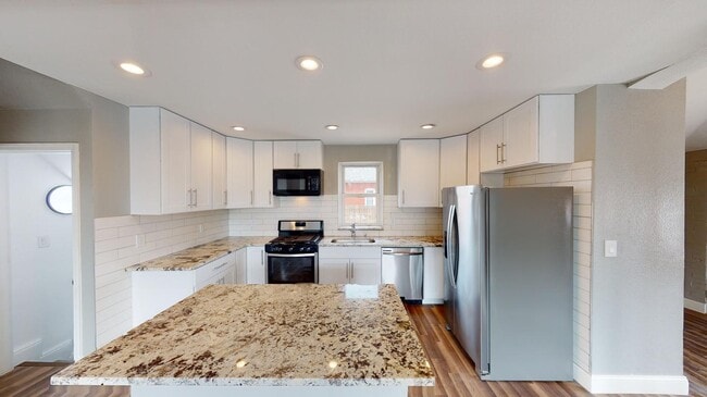 Building Photo - Beautifully renovated Sunnyside home with large backyard