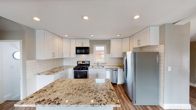 Foto del edificio - Beautifully renovated Sunnyside home with large backyard