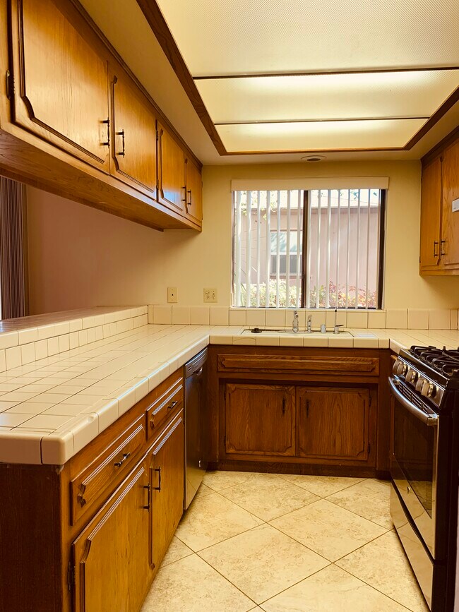 Kitchen - 3060 Honolulu Ave