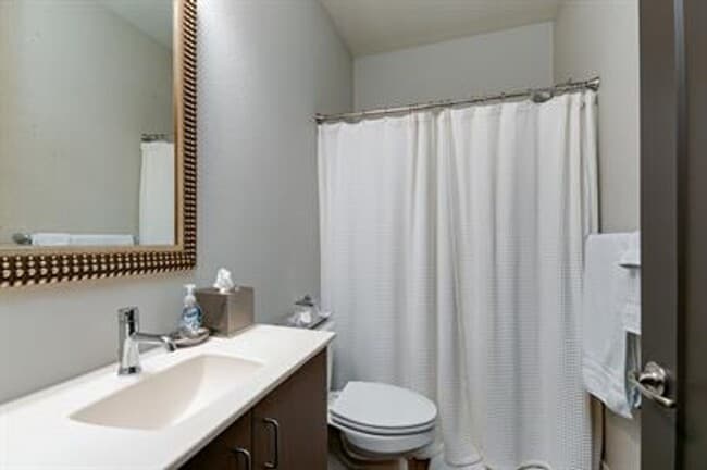 Building Photo - Luxury Townhome on the West Side of MHK!