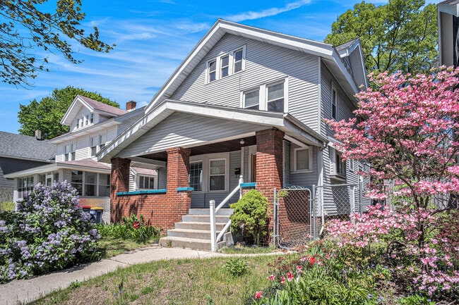 Building Photo - 1321 Bemis St SE