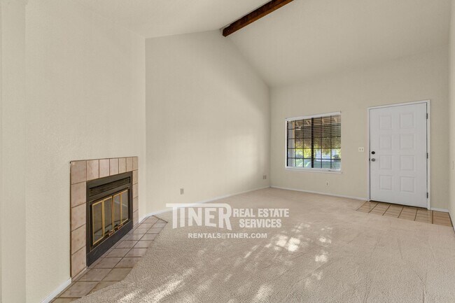 Foto del edificio - Spacious 2 Bed/2 Bath Duplex near Carmichael