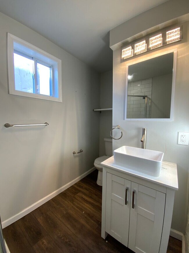 Building Photo - 236 E Ross St