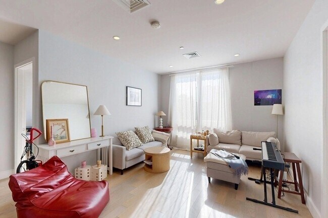 Foto del edificio - 44-50 Symphony Rd