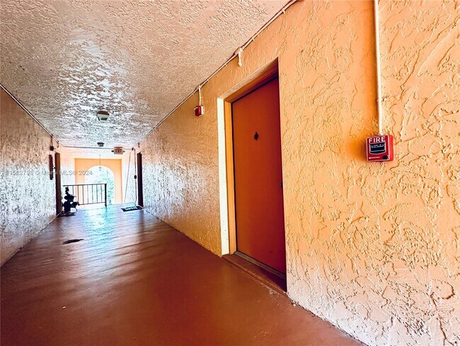 Foto del edificio - 7231 Miami Lakes Dr