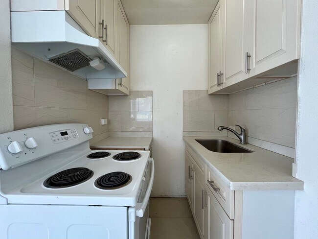 Building Photo - Waikiki Studio: Upgraded 0 Bed, 1 Bath, Ne...