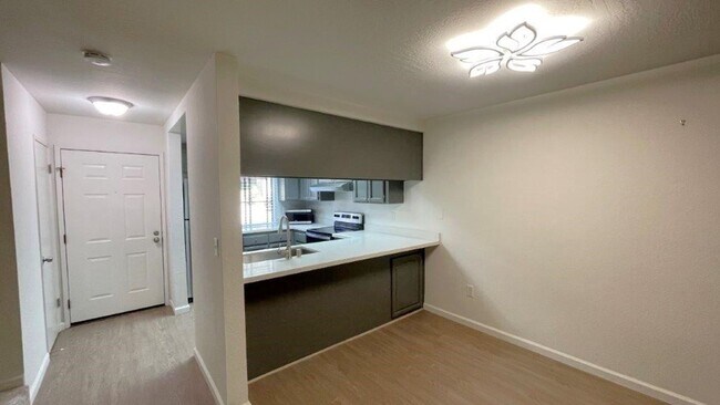 Building Photo - Martinez Beautiful 2 bedroom 1.5 bath unit...