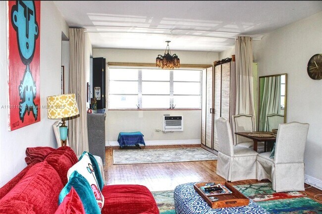 Foto del edificio - 4710 Pine Tree Dr