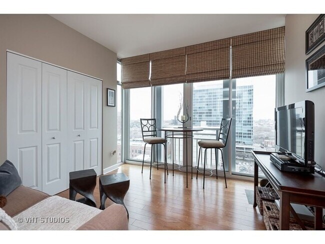 Building Photo - Southloop 2b2b comfortable living!