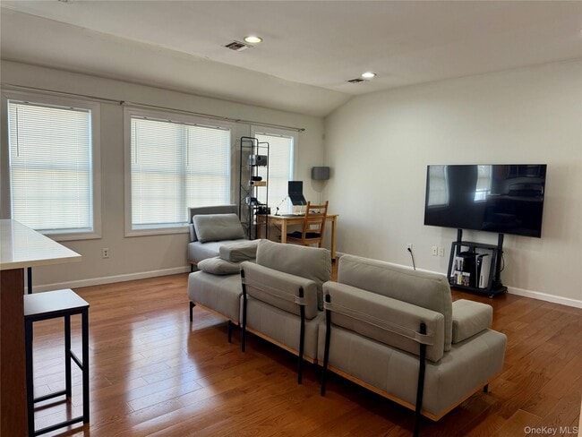 Building Photo - 38 Manorhaven Blvd