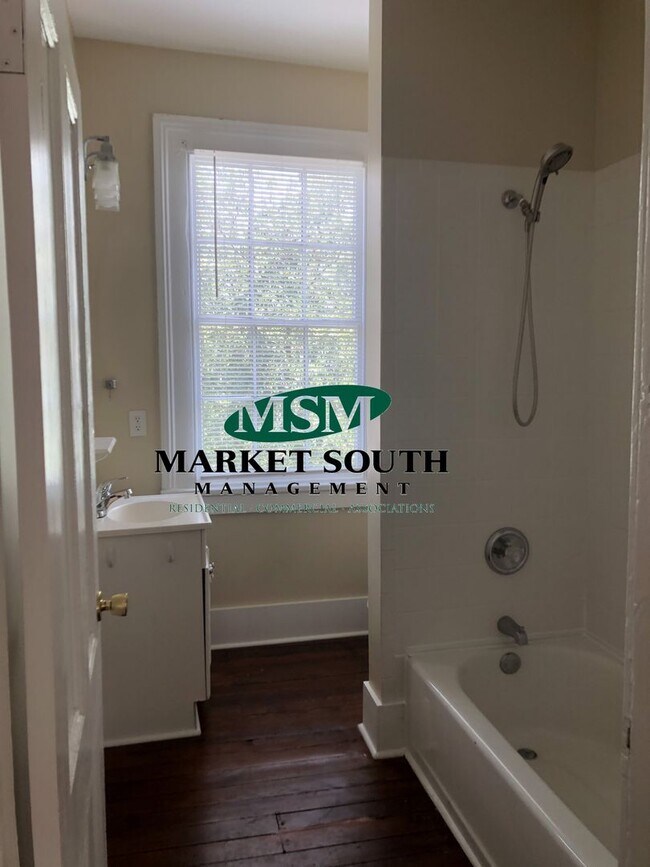 Foto del edificio - *REDUCED!!* Beautifully Renovated Victoria...