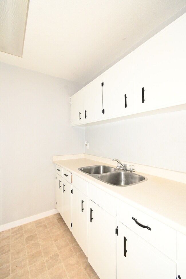 Building Photo - 110-4280 Quentin Avenue, Prince George, BC