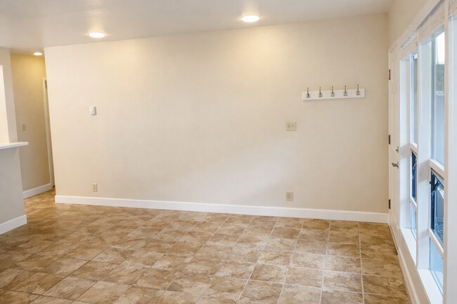 Foto del edificio - Downtown Bellevue Renovated 1 Bedroom Condo - Walk up entry