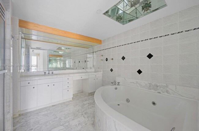 Foto del edificio - 19355 Turnberry Way