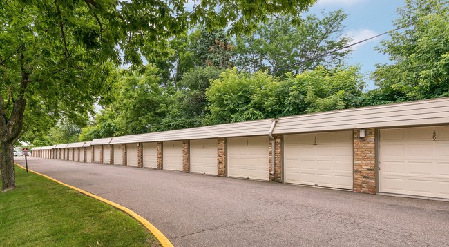 Building Photo - Royal Oaks Apartments