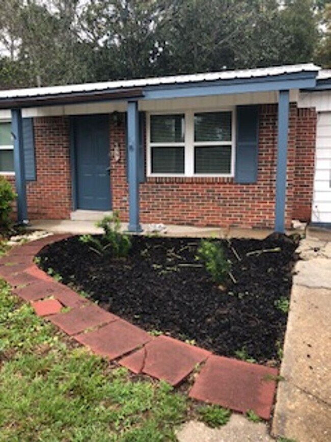 Building Photo - Cute 3 bedroom home for rent close to Hurl...