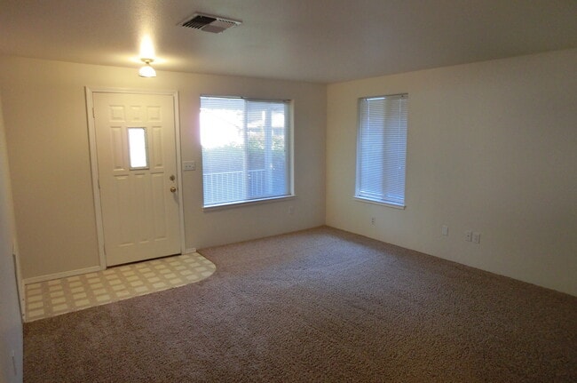 Building Photo - 2 BED 2 BATH TOWNHOME