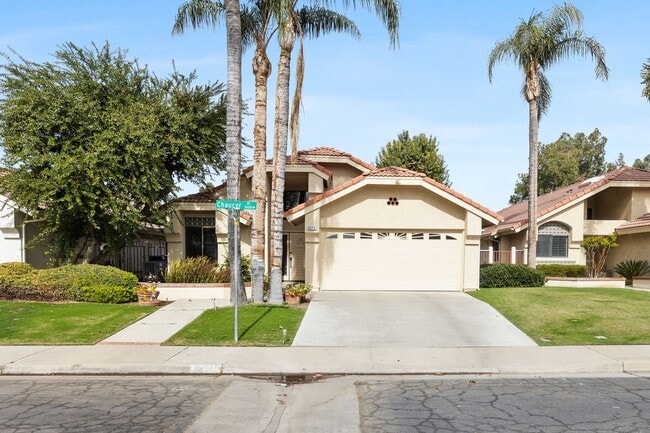 Building Photo - Beautiful Home in the Vineyards!