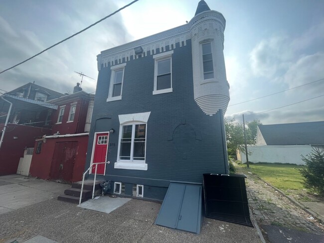 Building Photo - Amazing 2 Bed/1 Bath Brick Victorian Style...