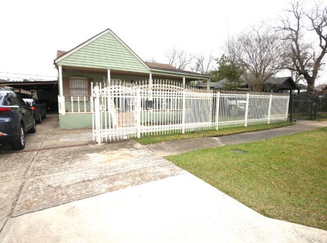 Foto del edificio - 6735 Narcissus St