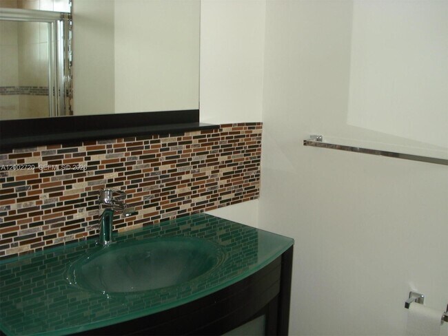 Foto del edificio - 7933 West Dr