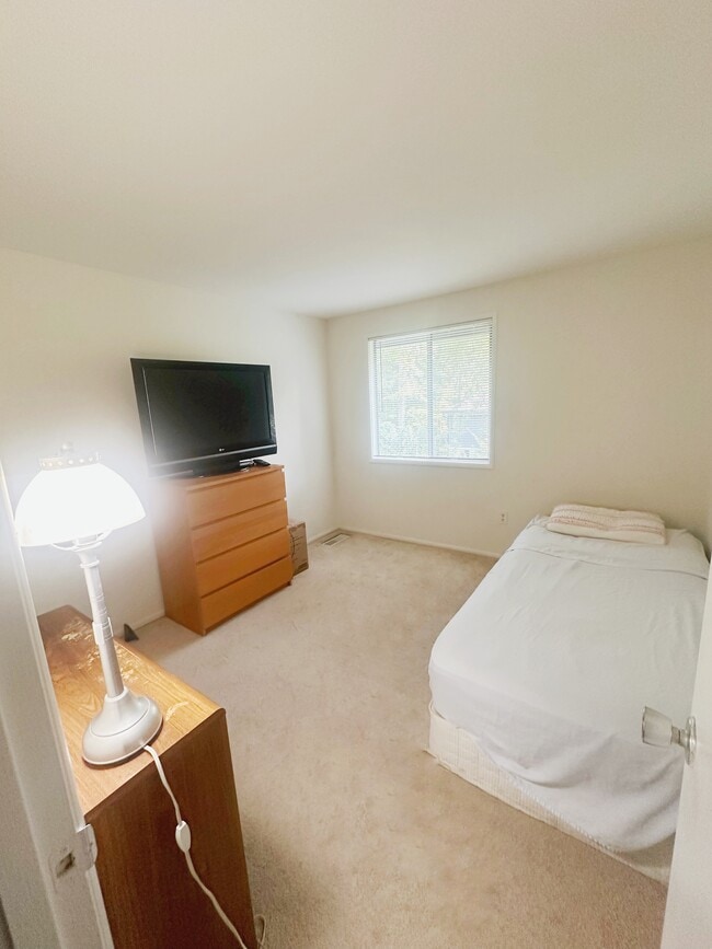 Building Photo - 8916 Footstep Ct