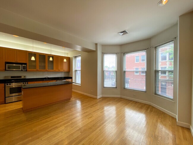 Building Photo - 802 W Buckingham Pl