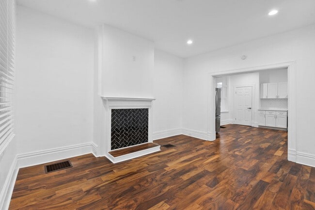 Building Photo - Newly Renovated 5 Bed, 3 Bath Home - Off-S...