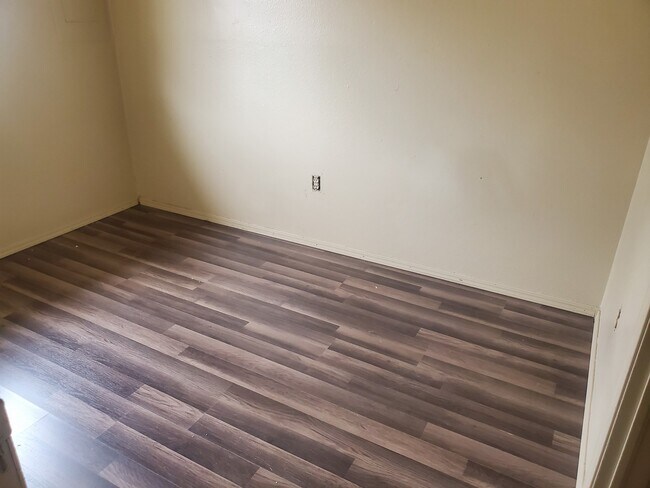 Foto del edificio - East County Estates Triplex