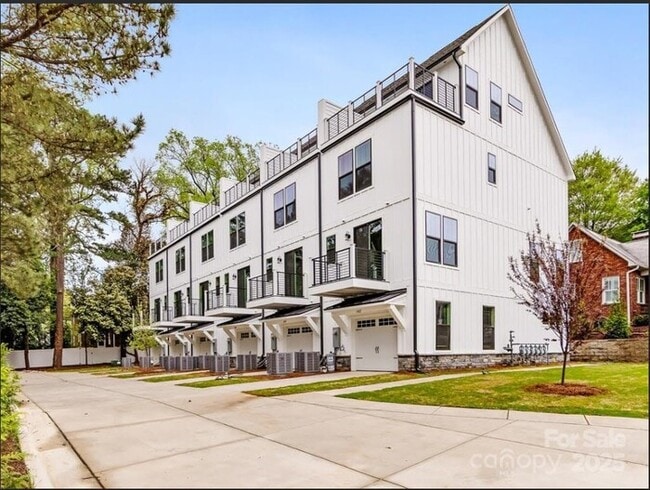 Building Photo - A cozy and spacious 4-bedroom, 5-bath home...