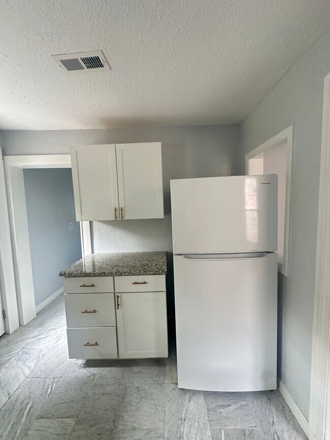 Foto del edificio - 410 Glover Ave