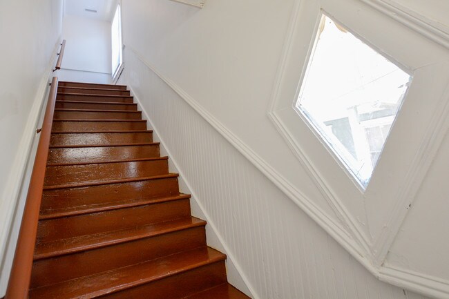 Building Photo - Downtown Duplex close to Hampton Park