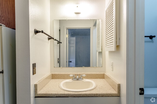 1BR, 1BA - 450SF (Ground Floor) - Spruce Street Apartments