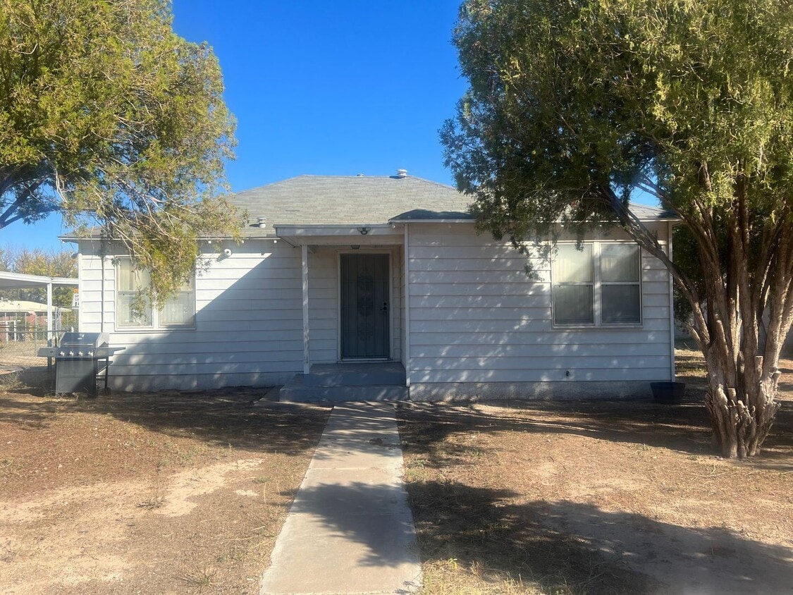 2 br, 1 bath House 612 N 6th Street House Rental in Artesia, NM