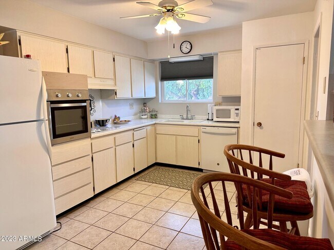 Building Photo - 10431 W Tumblewood Dr