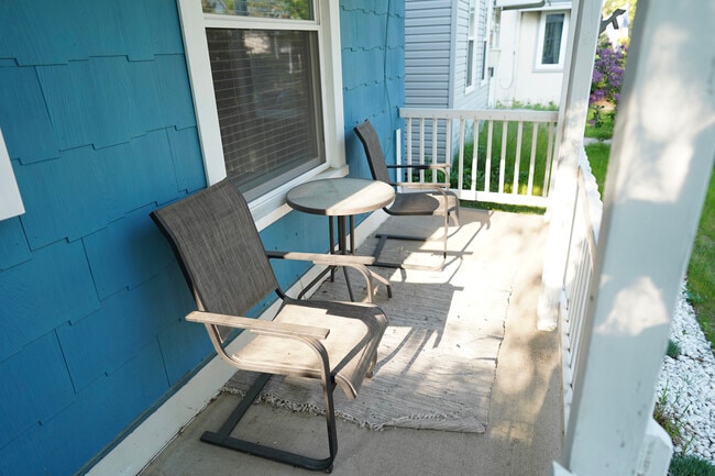 Front porch - 413 19th Ave NE