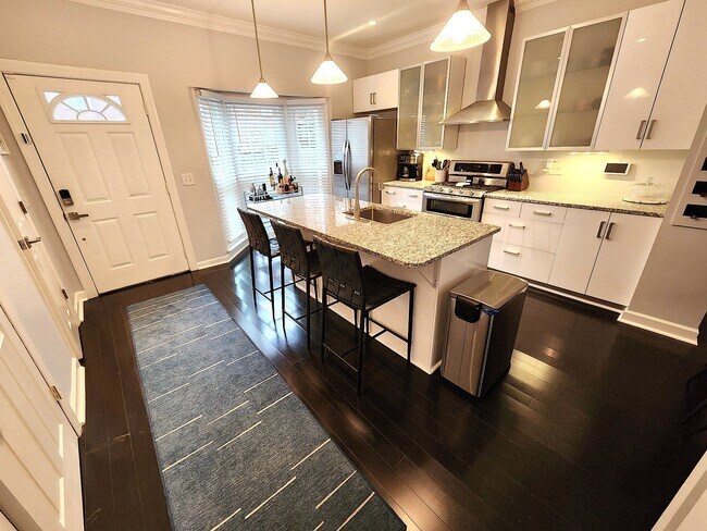 Foto del edificio - Location, location, location! Beautiful 2BR/1.5BA townhouse in West End Park!