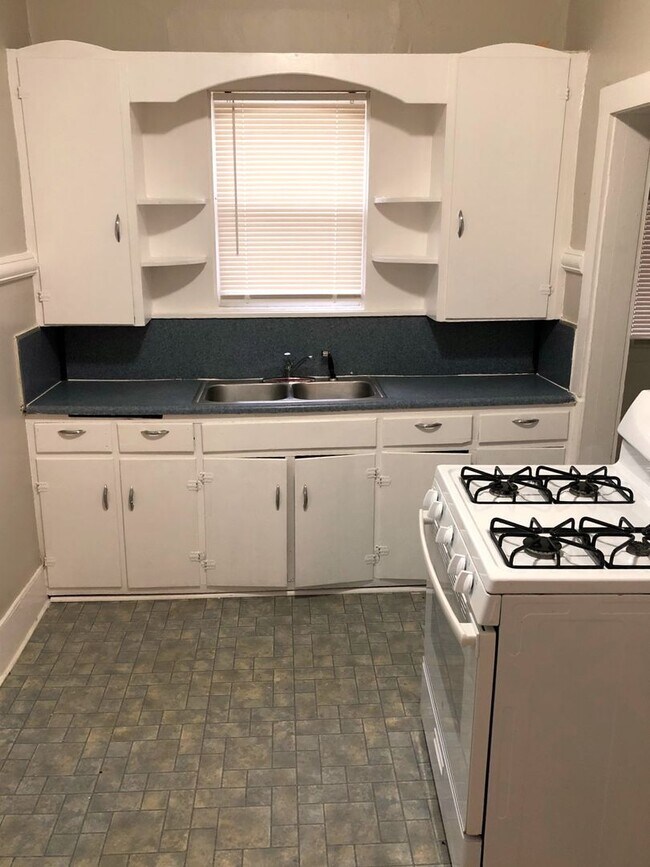 Building Photo - MOVE-IN READY!!  1 Bed House - All On One ...