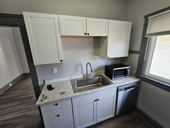 Foto del edificio - 1905 Denison Ave