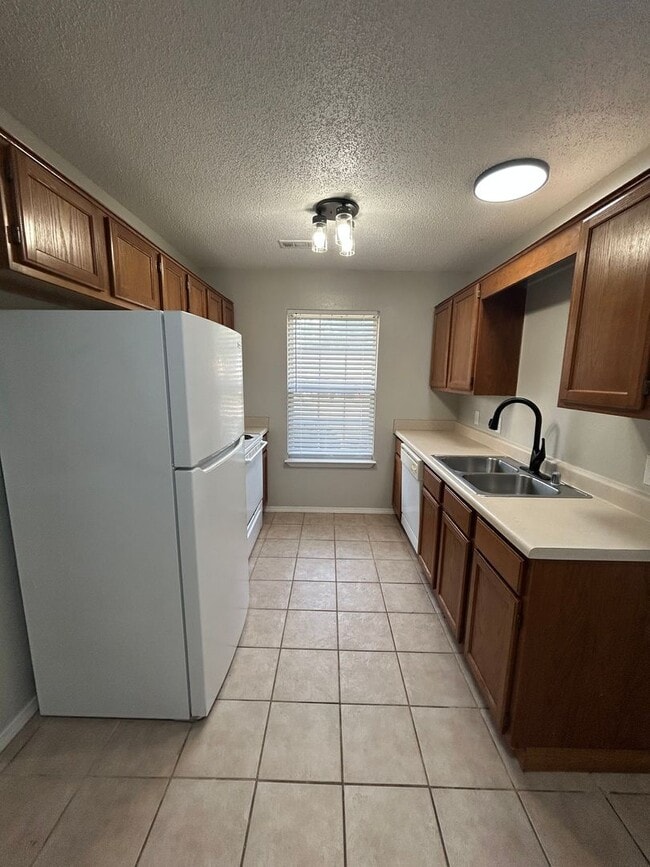 Building Photo - 3300 SW Landau Ct