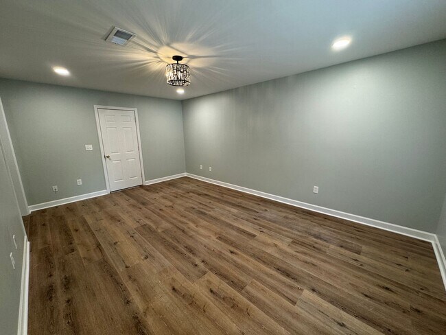Building Photo - 2 Bed 1 Bath House