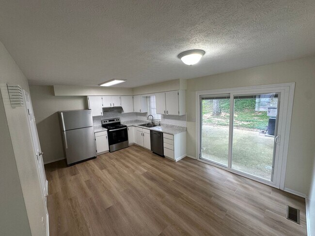 Foto del edificio - SPACIOUS TOWNHOME WITH FINISHED BASEMENT