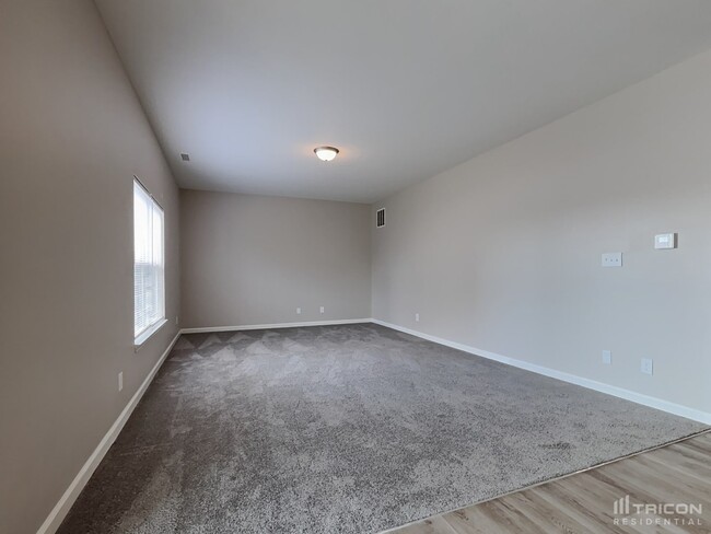 Foto del edificio - 15183 Royal Grove Dr