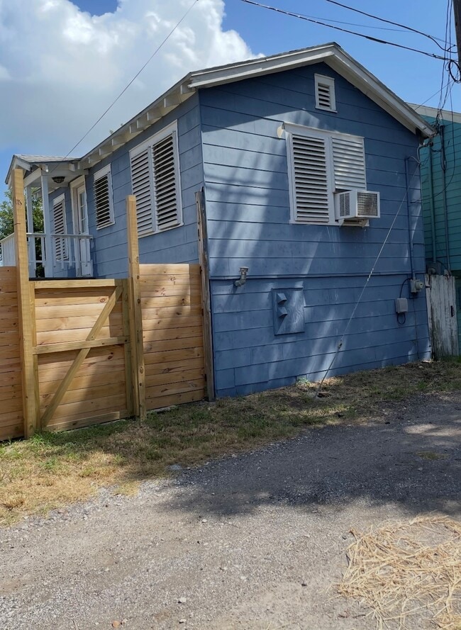 Building Photo - 4705 Avenue P 1/2